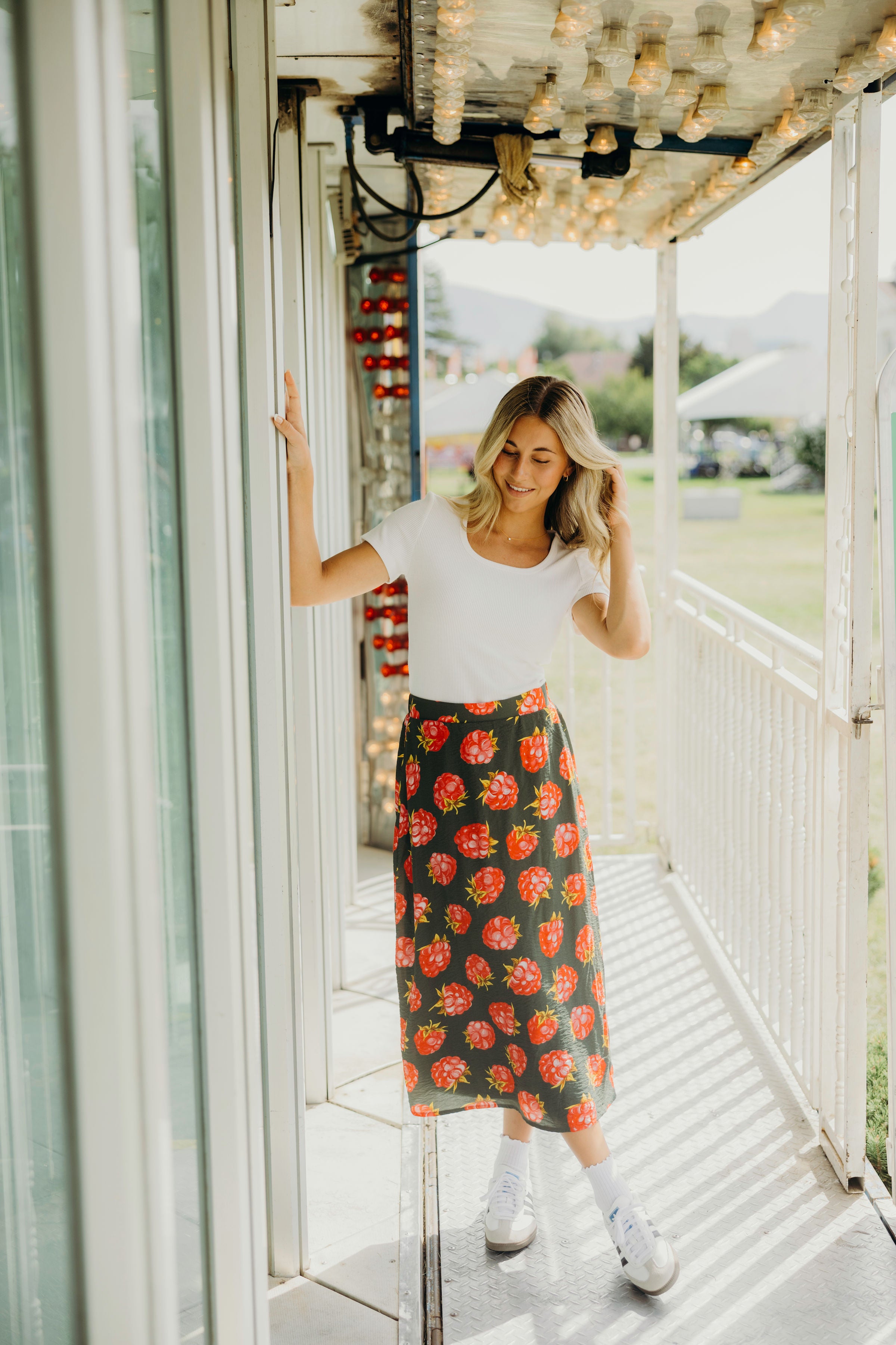 TEXTURED MIDI SKIRT IN RASPBERRY JAM