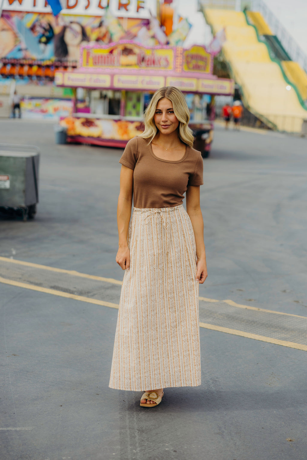 RIBBED SWEATER SCOOP TEE IN HAZELNUT
