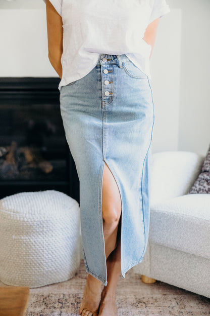 MAXI DENIM SKIRT IN FADED CLASSIC