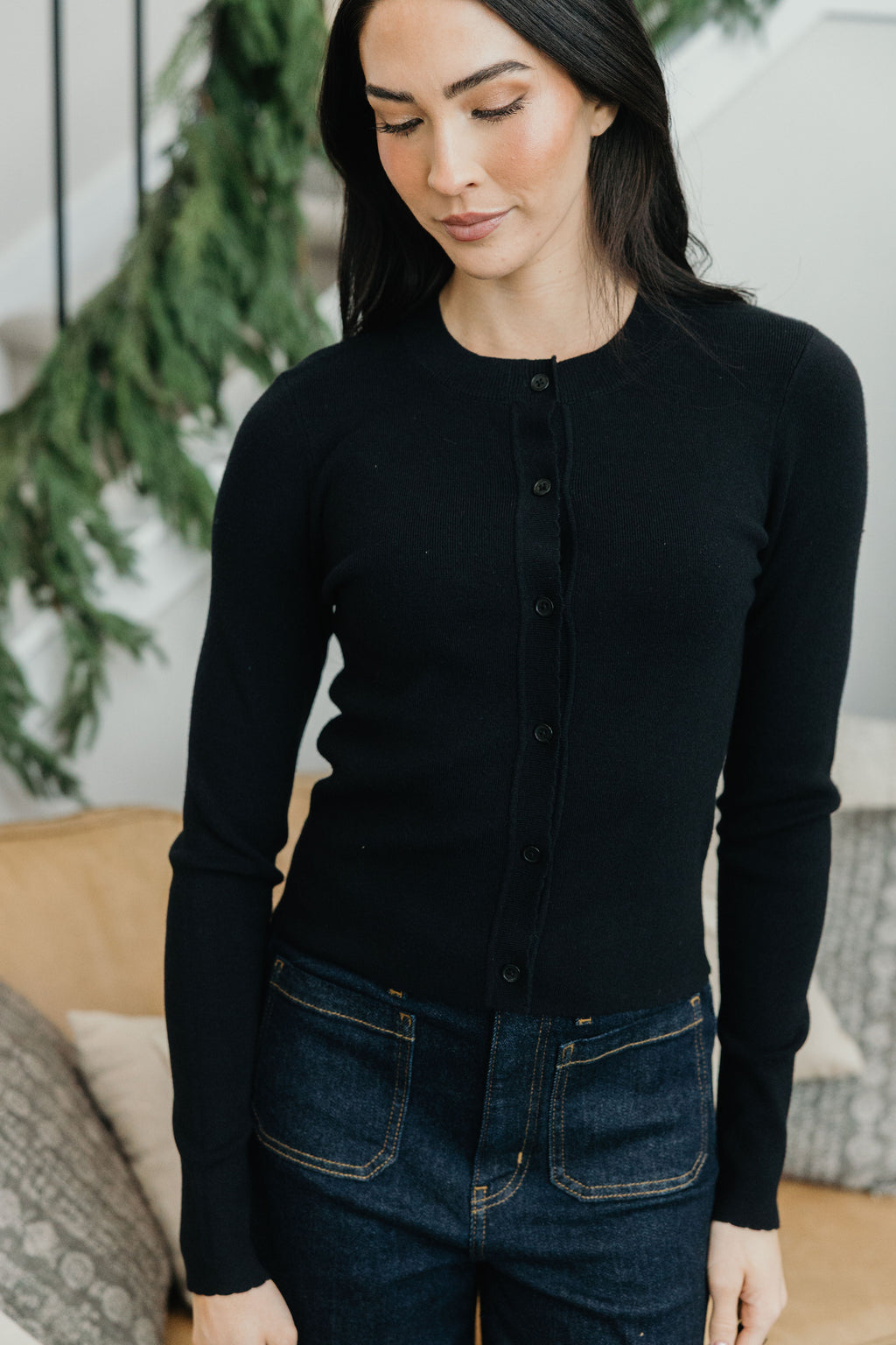LONG SLEEVE SCALLOP CARDI IN BLACK