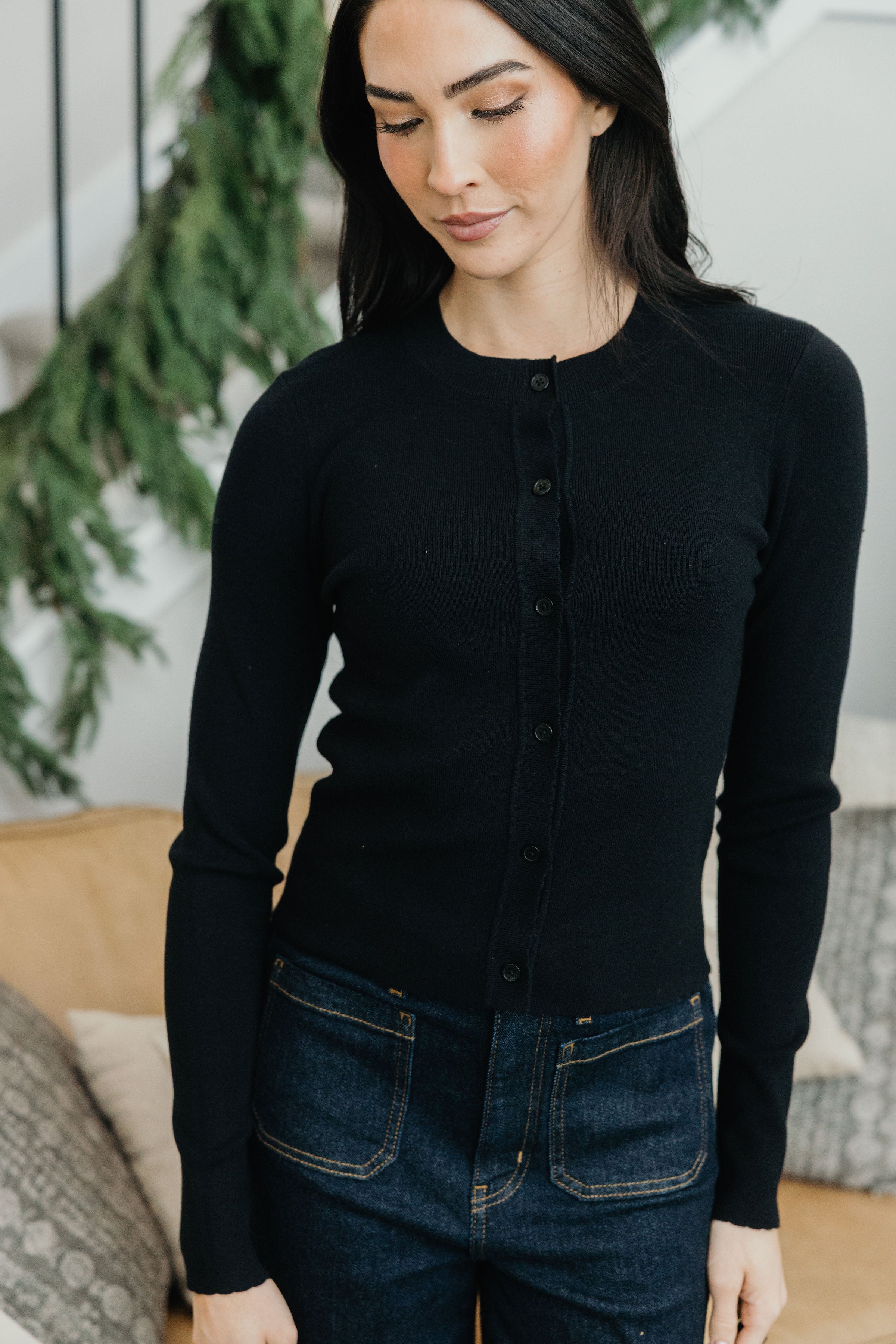 LONG SLEEVE SCALLOP CARDI IN BLACK