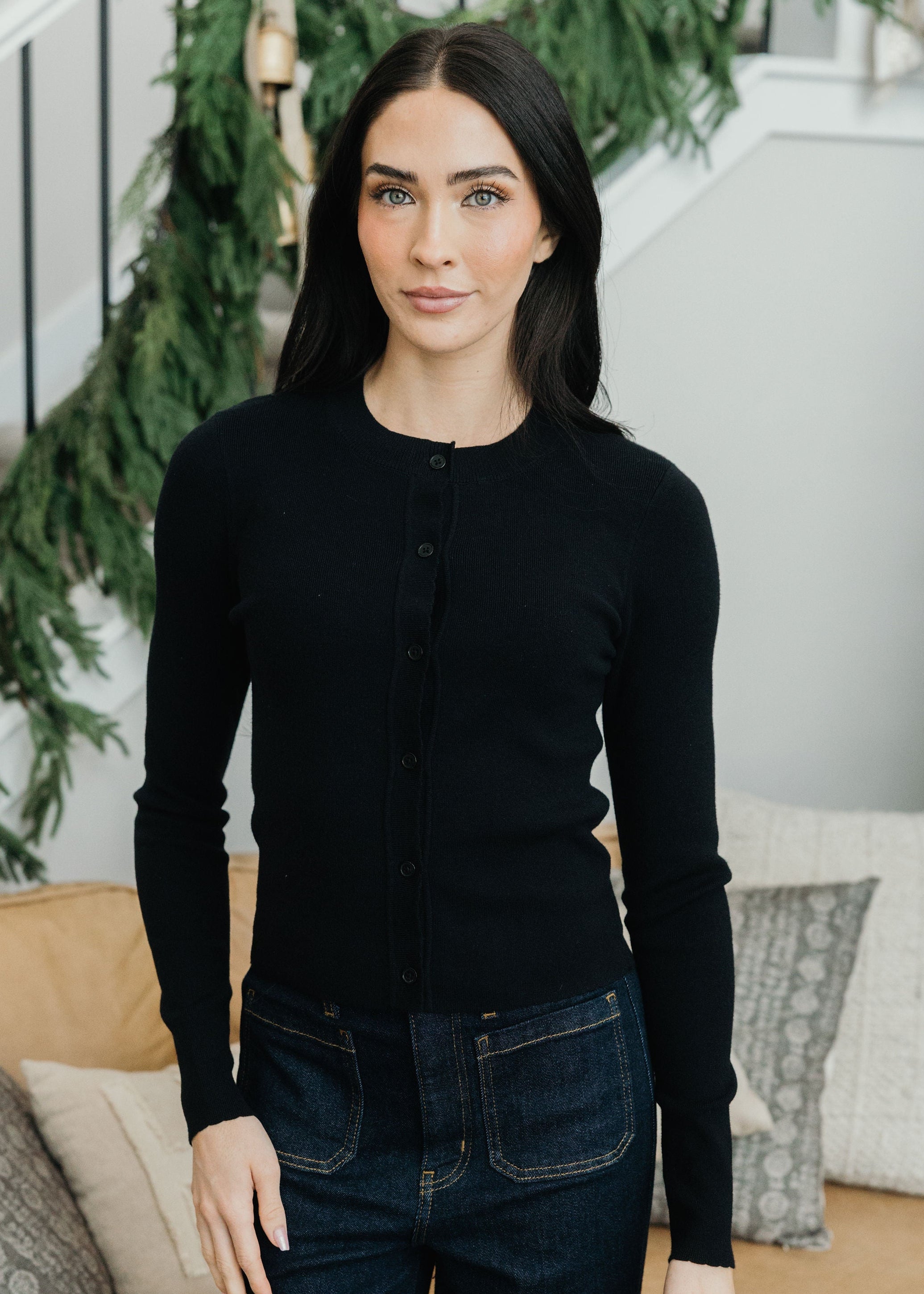 LONG SLEEVE SCALLOP CARDI IN BLACK