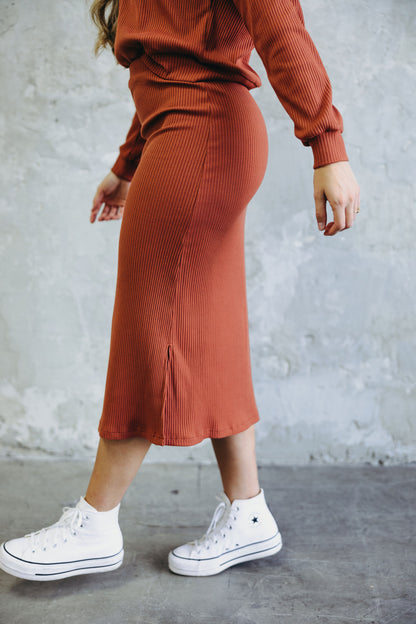 RIBBED MIDI SKIRT IN CRABAPPLE