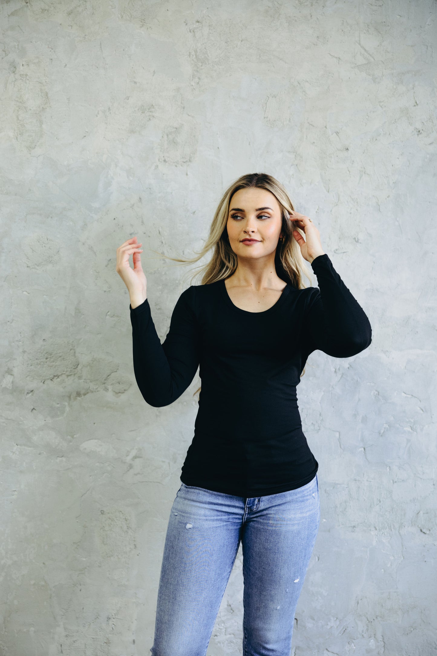 LONG SLEEVE BASIC TEE IN BLACK