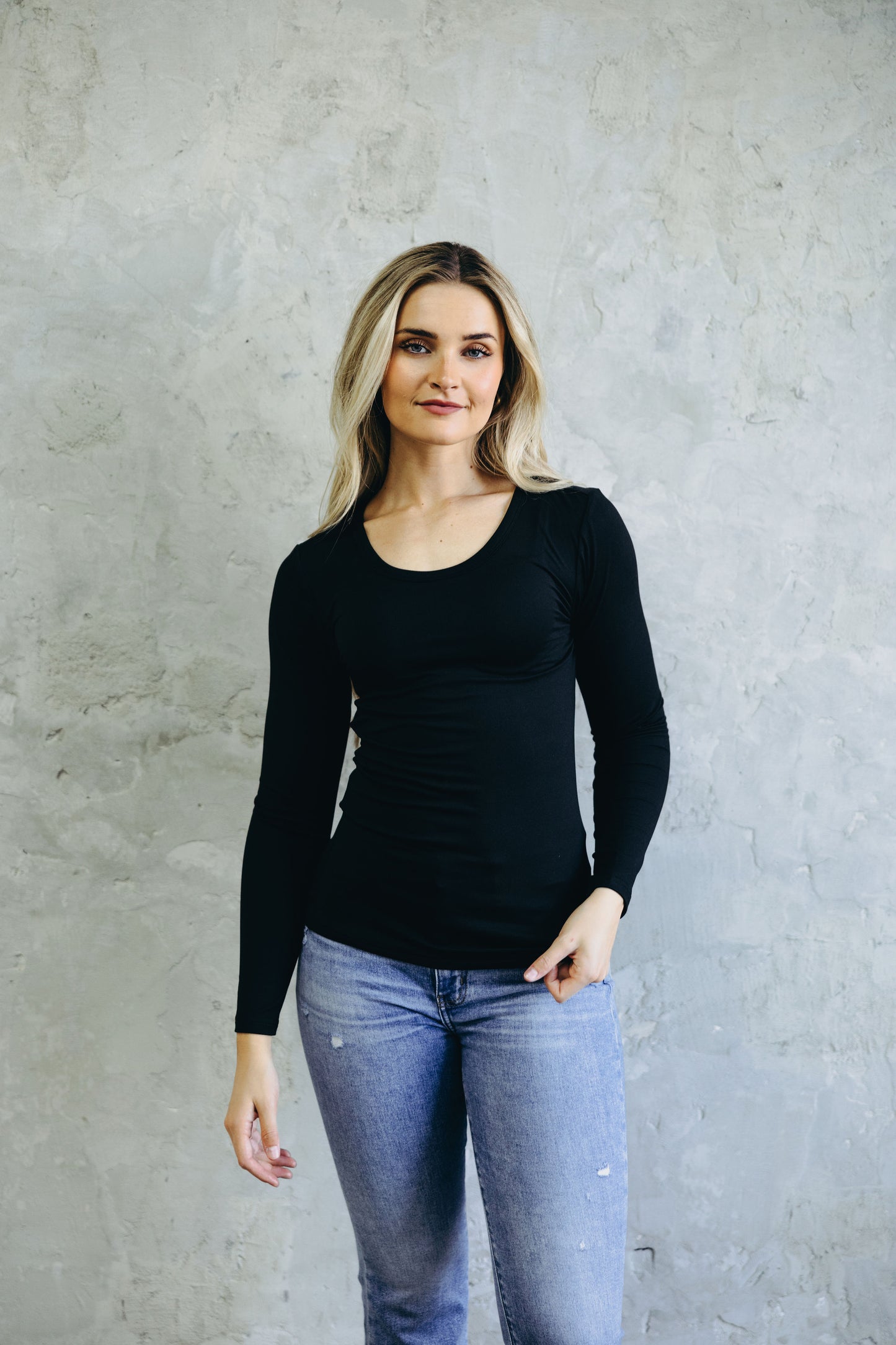 LONG SLEEVE BASIC TEE IN BLACK