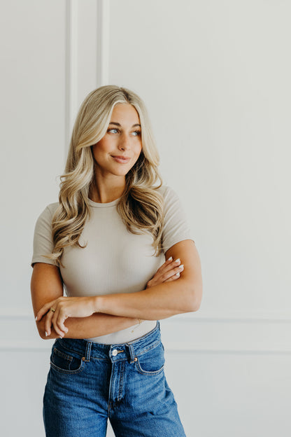 SHORT SLEEVE RIBBED TEE IN SAND