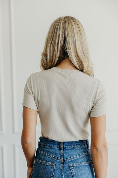 SHORT SLEEVE RIBBED TEE IN SAND