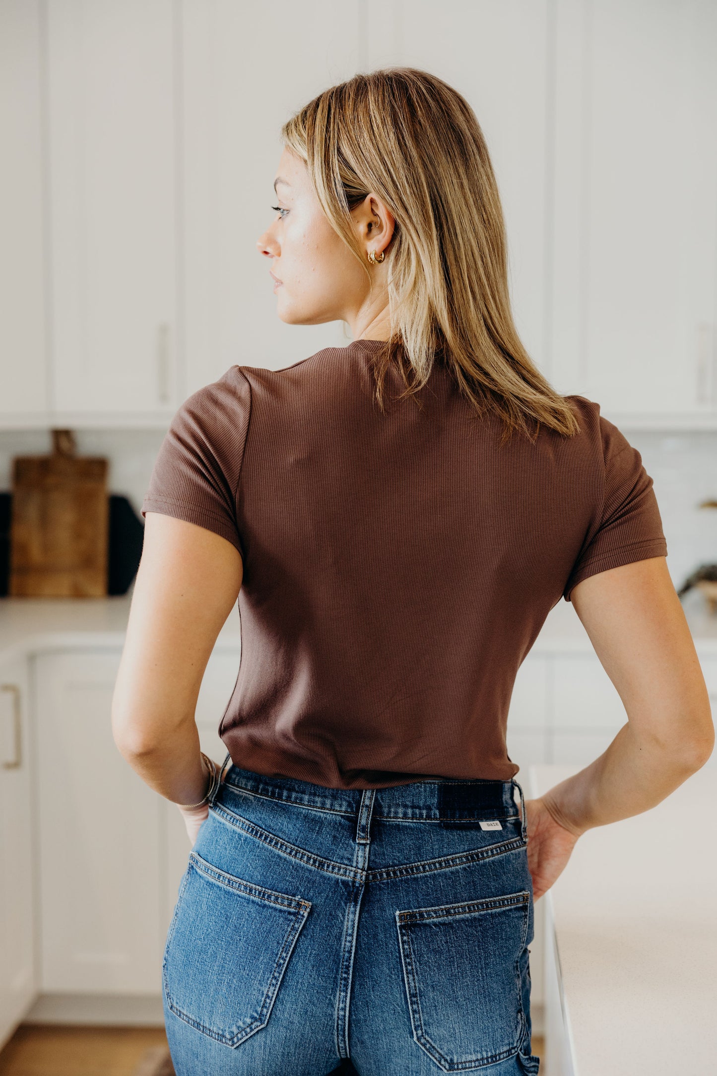 SHORT SLEEVE RIBBED TEE IN RUSTIC BROWN
