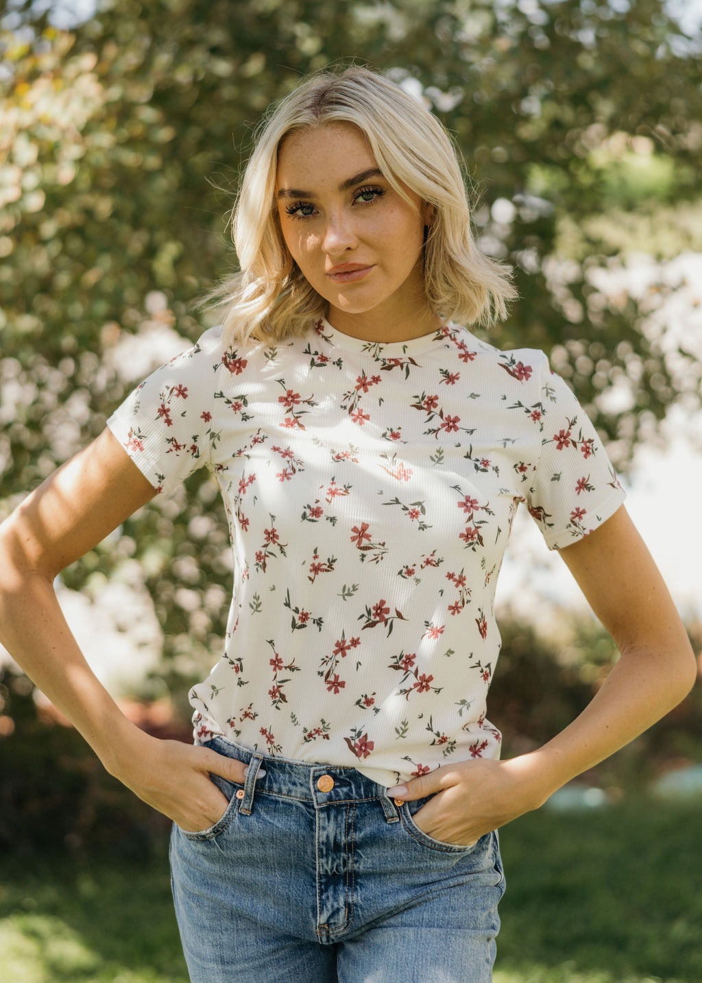 FLORAL RIBBED TEE IN CHERRYWOOD
