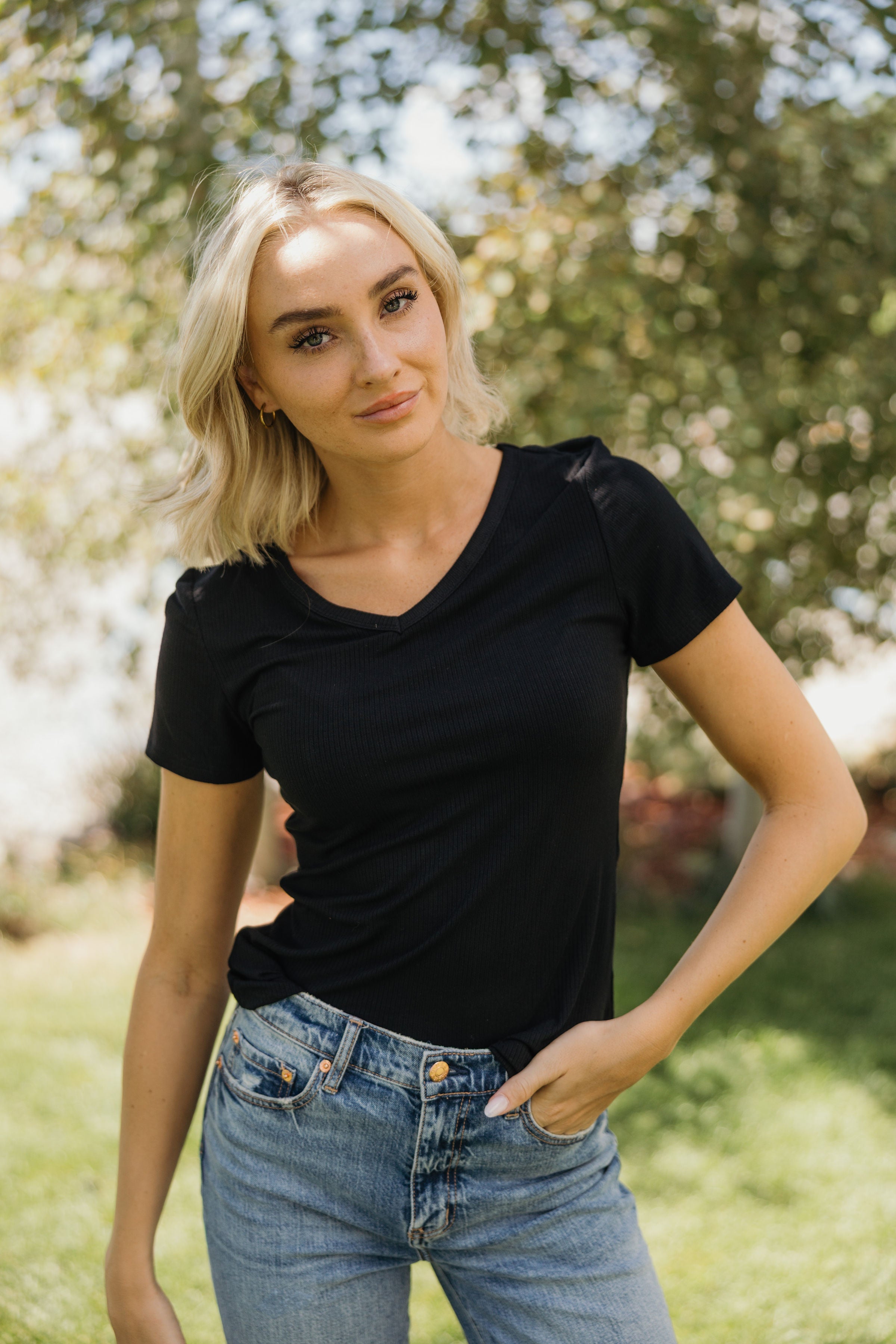 SHORT SLEEVE V NECK IN BLACK