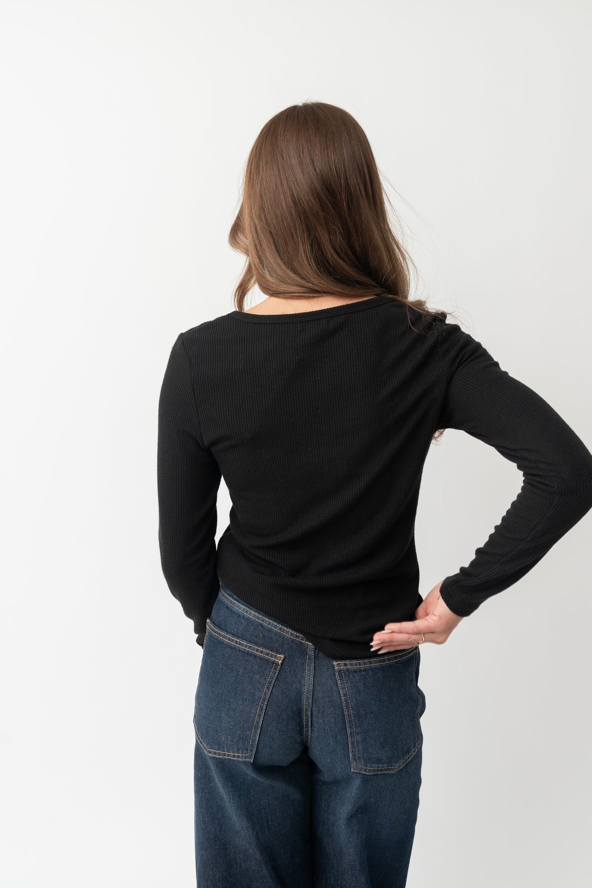 LONG SLEEVE SCOOP TEE IN BLACK